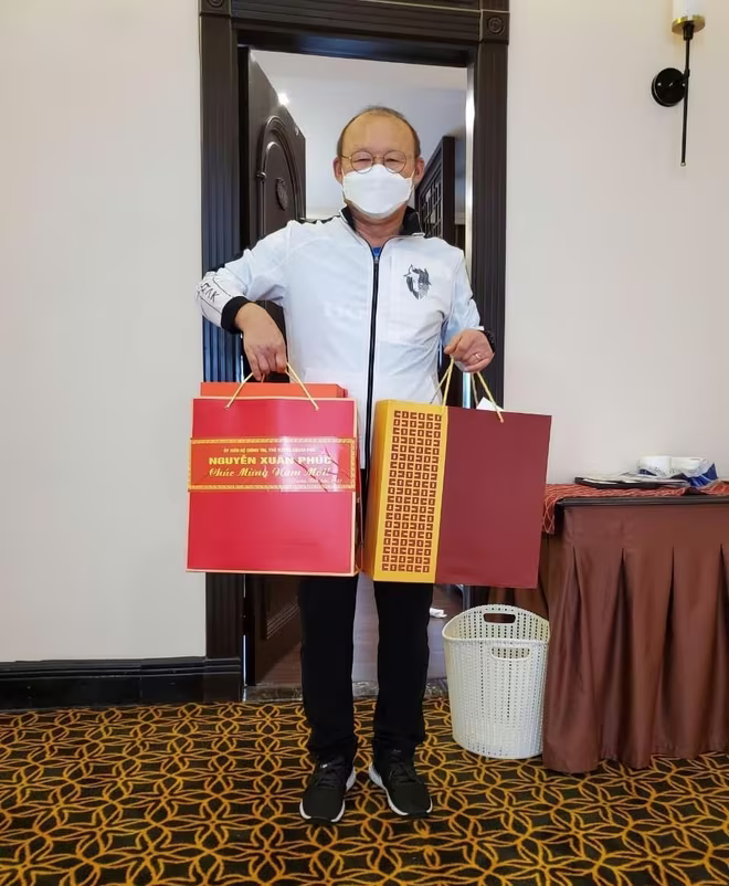 HLV Park Hang-seo và món quà đặc biệt từ Thủ tướng Nguyễn Xuân Phúc HLV Park Hang-seo và món quà đặc biệt từ Thủ tướng Nguyễn Xuân Phúc