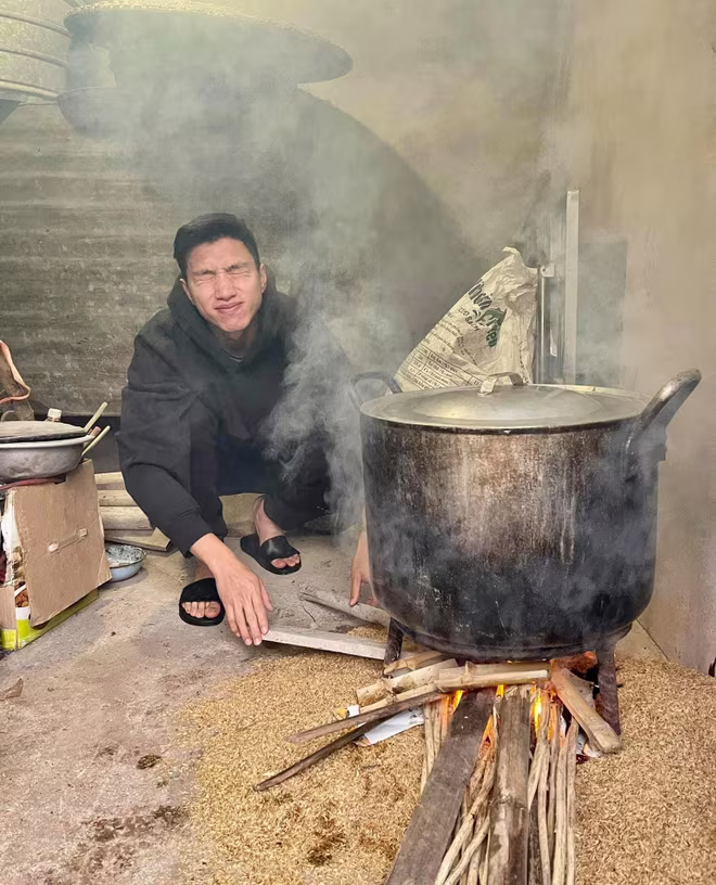 Hình ảnh vui vẻ của Đoàn Văn Hậu bên nồi bánh chưng Hình ảnh vui vẻ của Đoàn Văn Hậu bên nồi bánh chưng