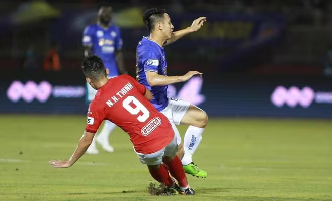 Pha vào bóng dẫn đến chấn thương đáng sợ của Đỗ Hùng Dũng (Ảnh: Lâm Thỏa)