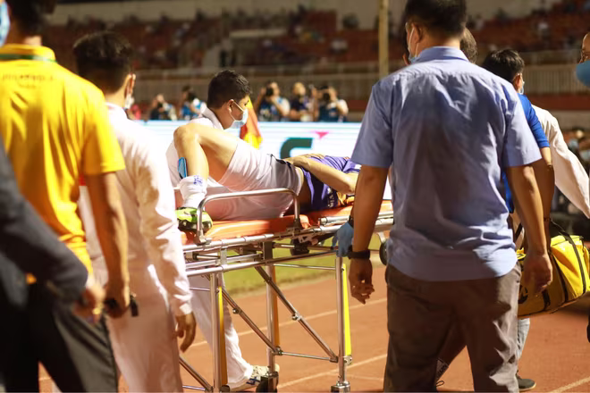 Hùng Dũng lên xe đi cấp cứu