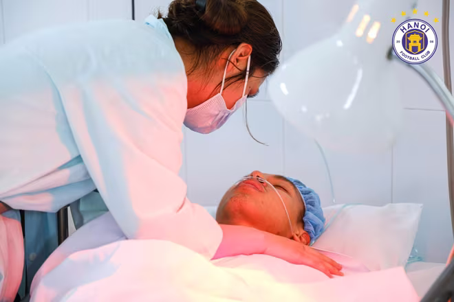 Đỗ Hùng Dũng sau ca phẫu thuật (Ảnh: CLB Hà Nội) Đỗ Hùng Dũng sau ca phẫu thuật (Ảnh: CLB Hà Nội)