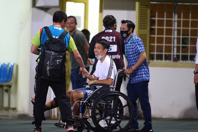 Đỗ Hùng Dũng ngồi xe lăn tới sân Hàng Đẫy Đỗ Hùng Dũng ngồi xe lăn tới sân Hàng Đẫy