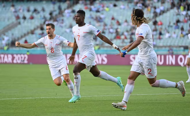 Embolo đưa Thụy Sĩ vươn lên dẫn trước Embolo đưa Thụy Sĩ vươn lên dẫn trước