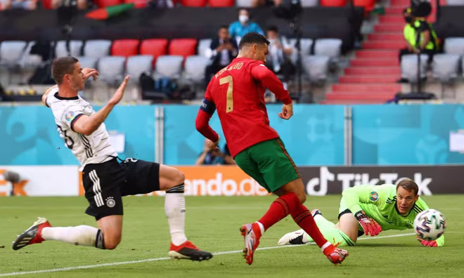 Ronaldo dễ dàng mở tỉ số trận đấu Ronaldo dễ dàng mở tỉ số trận đấu