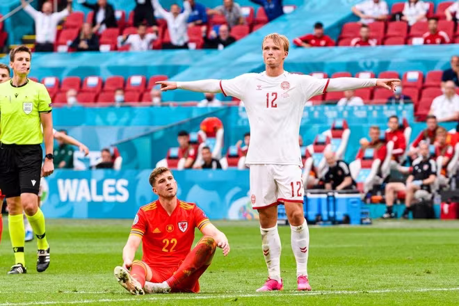 Dolberg lập cú đúp vào lưới Xứ Wales