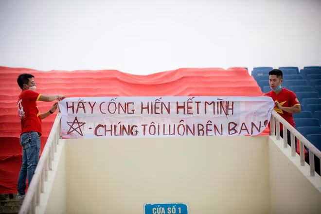 "Việt Nam tiến lên!" "Việt Nam tiến lên!"
