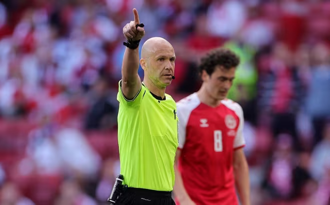 Trọng tài Anthony Taylor ở trận Đan Mạch gặp Phần Lan Trọng tài Anthony Taylor ở trận Đan Mạch gặp Phần Lan