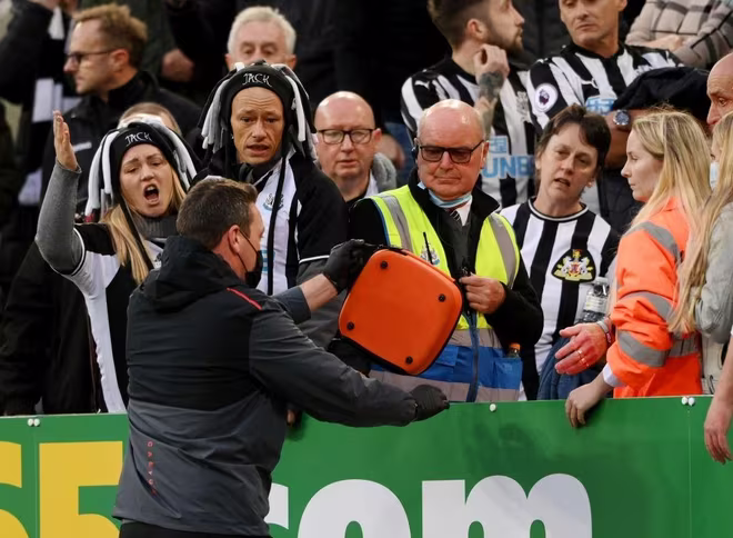 Bác sĩ của Newcastle lập tức lên khán đài sơ cứu cho CĐV thiếu may mắn Bác sĩ của Newcastle lập tức lên khán đài sơ cứu cho CĐV thiếu may mắn