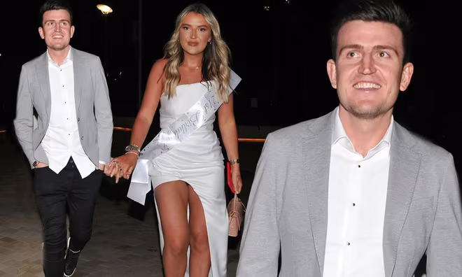 Maguire tươi rói đi dự tiệc sinh nhật em gái Maguire tươi rói đi dự tiệc sinh nhật em gái