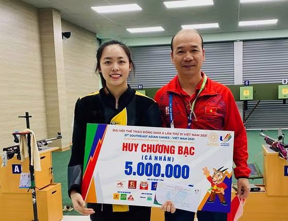 Xạ thủ Thanh Thảo giành HCB cùng 5 triệu đồng tiền thưởng (Ảnh: Minh Chiến) Xạ thủ Thanh Thảo giành HCB cùng 5 triệu đồng tiền thưởng (Ảnh: Minh Chiến)