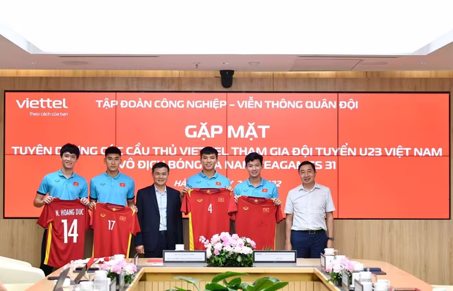 4 cầu thủ Nguyễn Hoàng Đức, Nhâm Mạnh Dũng, Nguyễn Thanh Bình và Phan Tuấn Tài được Tập đoàn Viettel vinh danh 4 cầu thủ Nguyễn Hoàng Đức, Nhâm Mạnh Dũng, Nguyễn Thanh Bình và Phan Tuấn Tài được Tập đoàn Viettel vinh danh