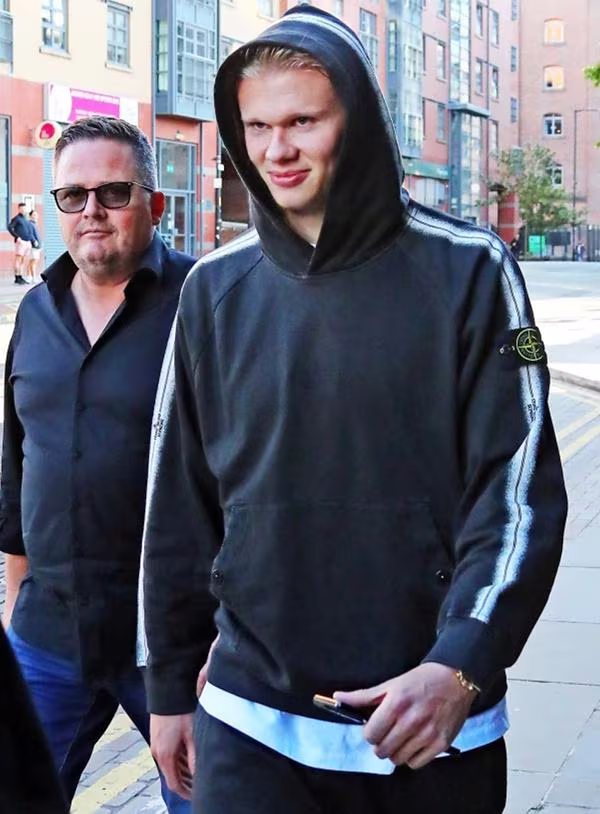 Haaland tươi rói trên đường phố Manchester