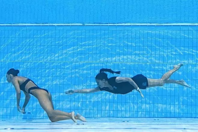 SHOCKING MOMENT: Artistic Swimmer Anita Alvarez Sinks Unconscious in Pool During World Champs — Coach Dives In for Dramatic Rescue, Fans Hold Breath for Recovery Updates… -thanh123