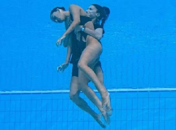 SHOCKING MOMENT: Artistic Swimmer Anita Alvarez Sinks Unconscious in Pool During World Champs — Coach Dives In for Dramatic Rescue, Fans Hold Breath for Recovery Updates… -thanh123