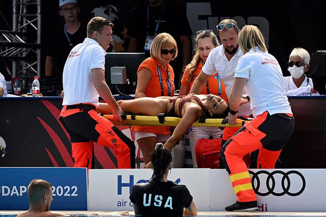 SHOCKING MOMENT: Artistic Swimmer Anita Alvarez Sinks Unconscious in Pool During World Champs — Coach Dives In for Dramatic Rescue, Fans Hold Breath for Recovery Updates… -thanh123