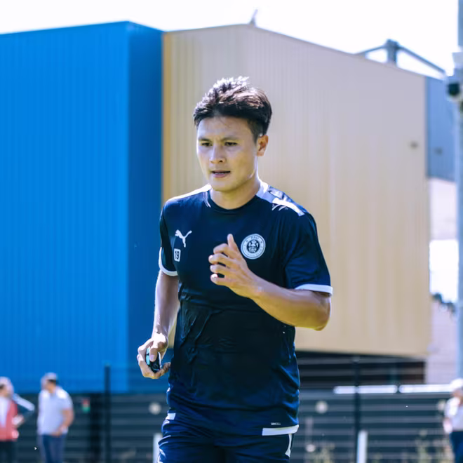 Quang Hải nỗ lực trong từng buổi tập để chứng minh giá trị tại Pau FC