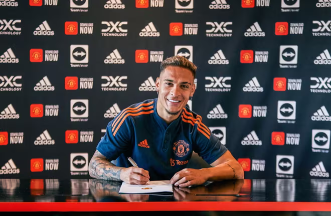 Antony chính thức gia nhập MU