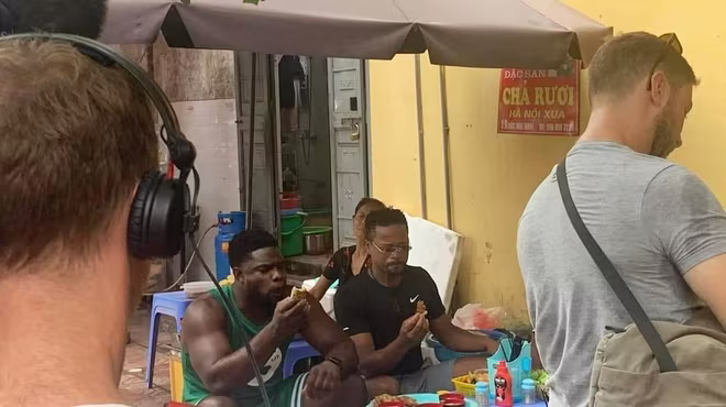 Evra và Richards (áo xanh) thích thú thưởng thức chả rươi (Ảnh: Fan MU Việt Nam) Evra và Richards (áo xanh) thích thú thưởng thức chả rươi (Ảnh: Fan MU Việt Nam)