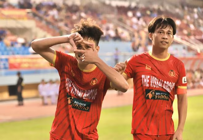 Lê Minh Bình (trái) ăn mừng bàn mở tỉ số cùng đội trưởng Thanh Sơn (Ảnh: CAND) Lê Minh Bình (trái) ăn mừng bàn mở tỉ số cùng đội trưởng Thanh Sơn (Ảnh: CAND)