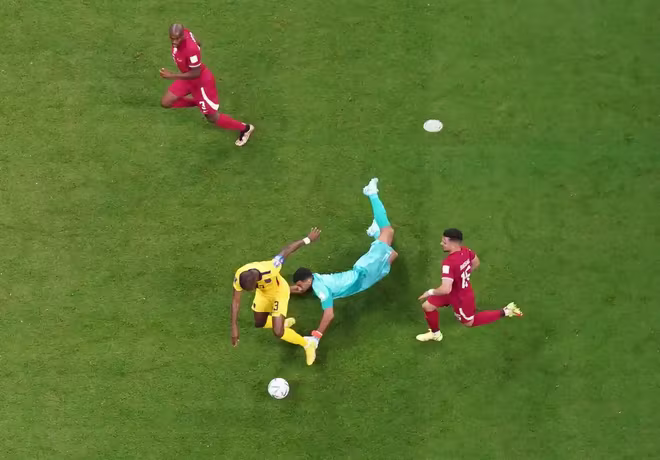 Pha phạm lỗi của thủ thành Al Sheeb với Valencia Pha phạm lỗi của thủ thành Al Sheeb với Valencia