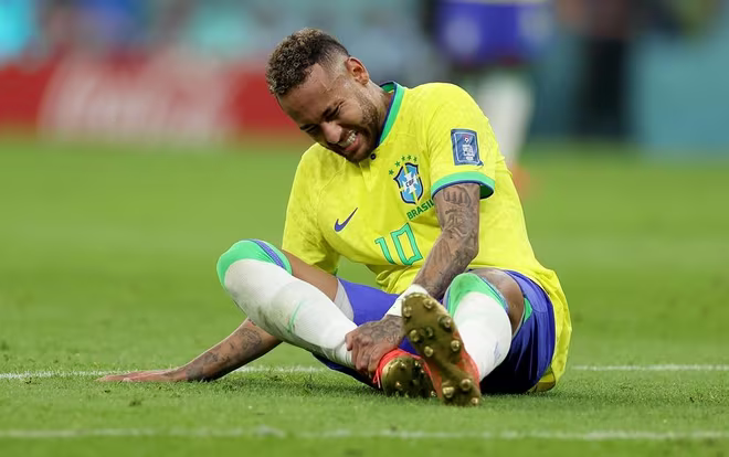 Neymar chấn thương mắt cá ngay ở trận ra quân của Brazil Neymar chấn thương mắt cá ngay ở trận ra quân của Brazil