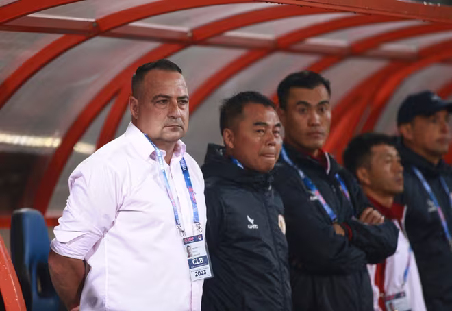 HLV Paulo Foiani (trái) của CLB Công an Hà Nội