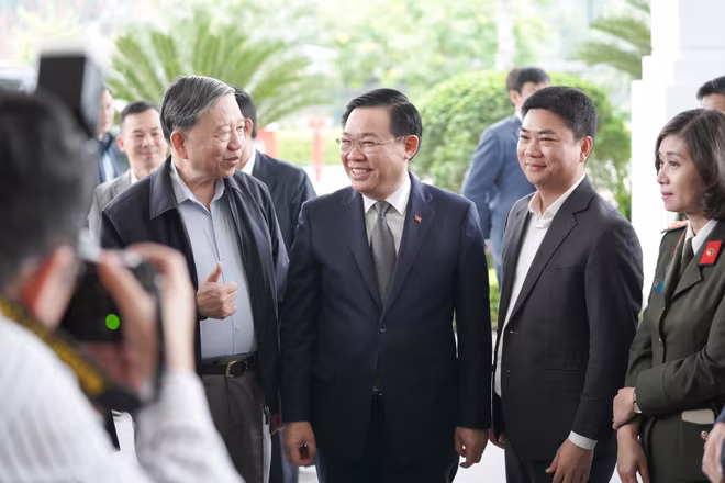 Đồng chí Vương Đình Huệ - Ủy viên Bộ Chính trị - Chủ tịch Quốc hội, Đại tướng Tô Lâm - Ủy viên Bộ Chính trị - Bộ trưởng Bộ Công an (bên trái) cùng Đại tá Dương Đức Hải - Phó Giám đốc CATP Hà Nội - Chủ tịch CLB Công an Hà Nội (bên phải) trong chuyến làm việc tại Trung tâm đào tạo bóng đá trẻ PVF sáng 14-3 (Ảnh: CLB CAHN) Đồng chí Vương Đình Huệ - Ủy viên Bộ Chính trị - Chủ tịch Quốc hội, Đại tướng Tô Lâm - Ủy viên Bộ Chính trị - Bộ trưởng Bộ Công an (bên trái) cùng Đại tá Dương Đức Hải - Phó Giám đốc CATP Hà Nội - Chủ tịch CLB Công an Hà Nội (bên phải) trong chuyến làm việc tại Trung tâm đào tạo bóng đá trẻ PVF sáng 14-3 (Ảnh: CLB CAHN)