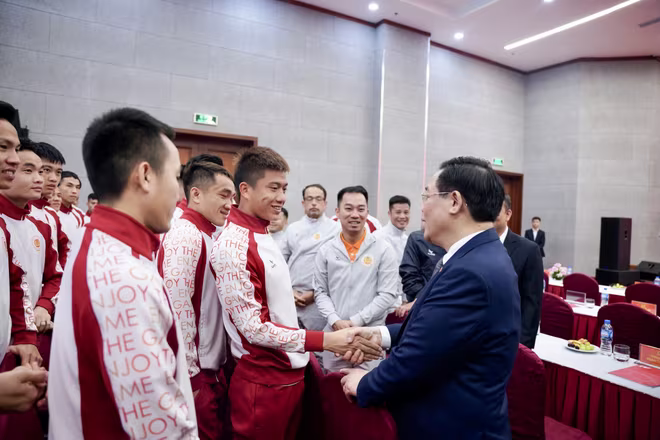 Chủ tịch Quốc hội Vương Đình Huệ chia sẻ cùng Phan Văn Đức và đồng đội (Ảnh: CLB CAHN) Chủ tịch Quốc hội Vương Đình Huệ chia sẻ cùng Phan Văn Đức và đồng đội (Ảnh: CLB CAHN)