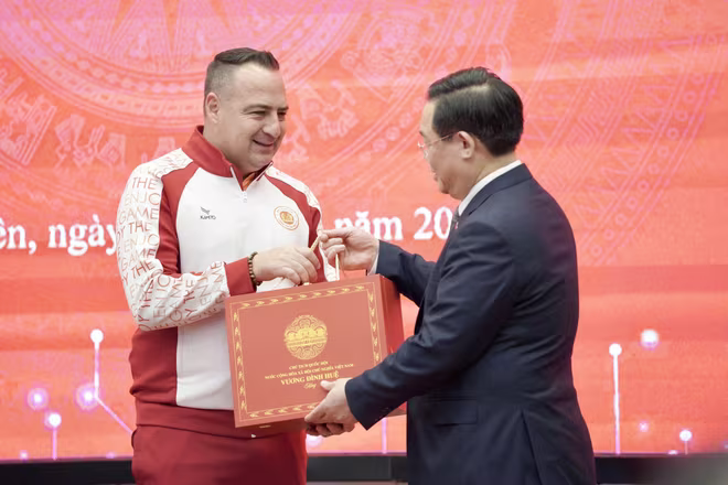 Chủ tịch Quốc hội Vương Đình Huệ tặng quà HLV Paulo Foiani (Ảnh: CLB CAHN) Chủ tịch Quốc hội Vương Đình Huệ tặng quà HLV Paulo Foiani (Ảnh: CLB CAHN)