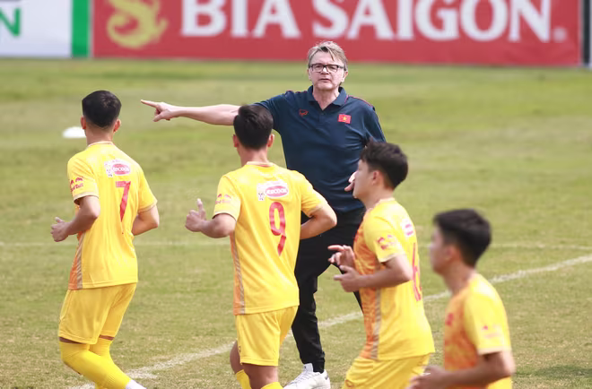 HLV Troussier đang tích cực làm việc cùng U23 Việt Nam HLV Troussier đang tích cực làm việc cùng U23 Việt Nam