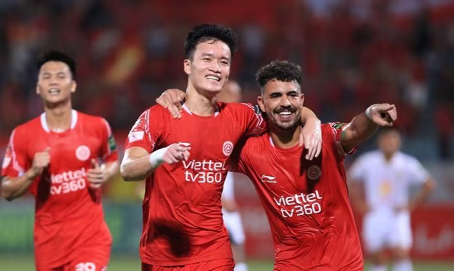 Essam (phải) và Hoàng Đức cùng tỏa sáng giúp Viettel bay cao Essam (phải) và Hoàng Đức cùng tỏa sáng giúp Viettel bay cao