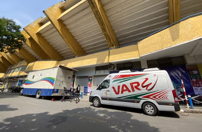 Xe VAR bên ngoài sân Hàng Đẫy Xe VAR bên ngoài sân Hàng Đẫy