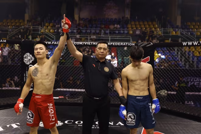 Huy Hoàng thắng ngược trước Thành Đô Huy Hoàng thắng ngược trước Thành Đô