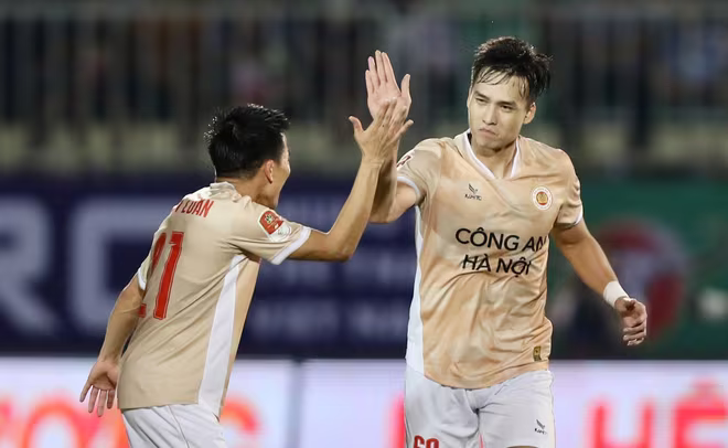 Tân binh Việt Anh (phải) ghi bàn đầu tiên cho Công an Hà Nội