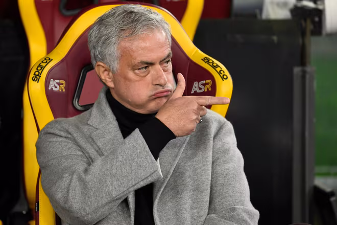 HLV Mourinho nhận được rất nhiều tiền từ việc bị sa thải