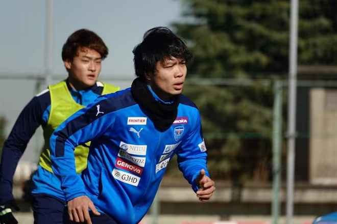 Công Phượng trong một buổi tập ở Yokohama FC Công Phượng trong một buổi tập ở Yokohama FC