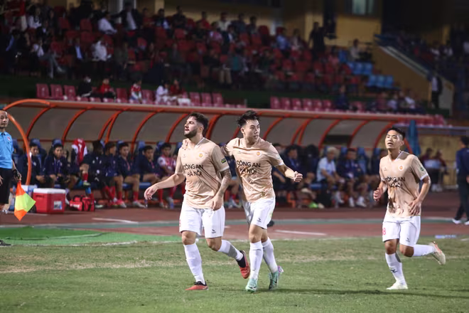 Jeferson (trái) mở tỉ số cho Công an Hà Nội FC Jeferson (trái) mở tỉ số cho Công an Hà Nội FC