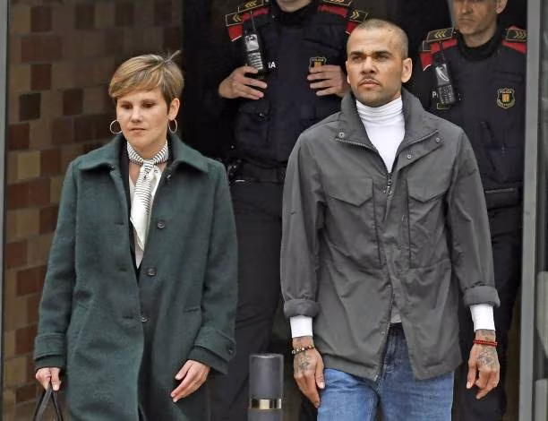 Dani Alves cùng nữ luật sư của mình khi được tại ngoại