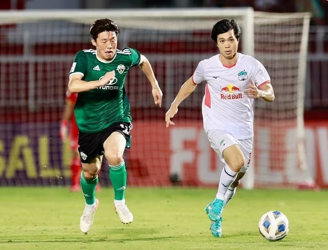 Công Phượng (phải) ở trận HAGL gặp Jeonbuk Hyundai Motors năm 2022 Công Phượng (phải) ở trận HAGL gặp Jeonbuk Hyundai Motors năm 2022
