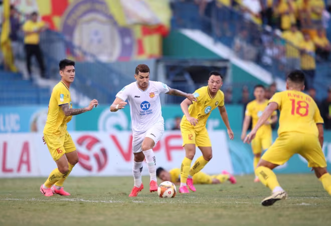 Nam Định (trắng) vỡ mộng lập cú đúp vô địch