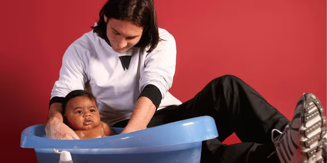 Messi tắm cho Yamal năm 2007 Messi tắm cho Yamal năm 2007