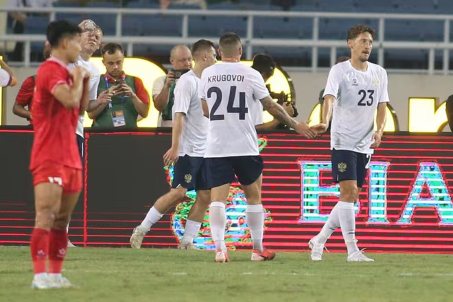 ĐT Nga (áo trắng) chỉ đá với đội hình dự bị nhưng vẫn quá mạnh trước ĐT Việt Nam ĐT Nga (áo trắng) chỉ đá với đội hình dự bị nhưng vẫn quá mạnh trước ĐT Việt Nam