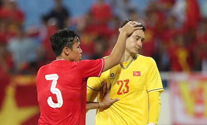 Đặng Văn Lâm được đồng đội an ủi sau khi mắc sai lầm Đặng Văn Lâm được đồng đội an ủi sau khi mắc sai lầm