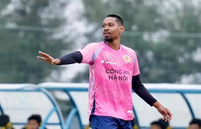 Jason Quang Vinh Pendant trong buổi tập của CLB Công an Hà Nội