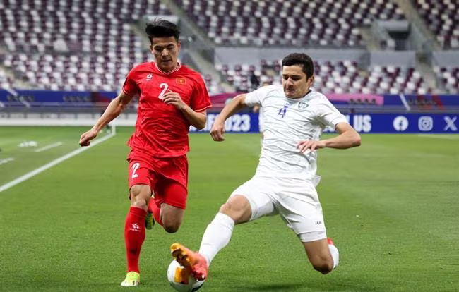 Khusanov (phải) khi gặp U23 Việt Nam đầu năm 2024 Khusanov (phải) khi gặp U23 Việt Nam đầu năm 2024