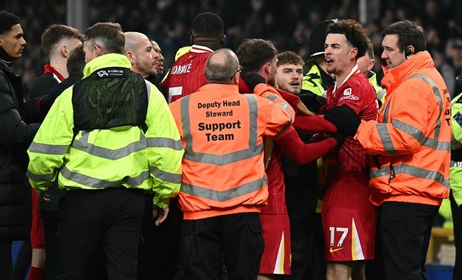 Trận derby Merseyside náo loạn và cảnh sát phải can thiệp