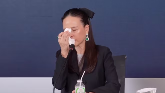 Madam Pang bật khóc Madam Pang bật khóc