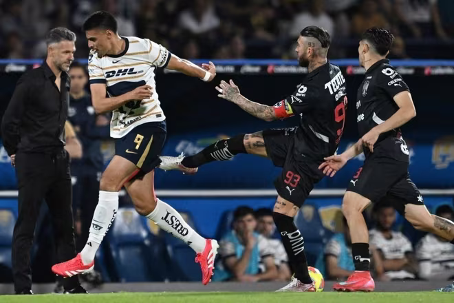 Ramos đá vào mông Guillermo Martínez và nhận thẻ đỏ Ramos đá vào mông Guillermo Martínez và nhận thẻ đỏ