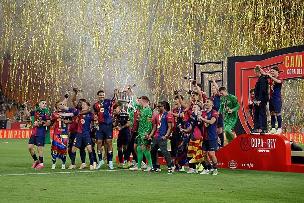 Barca ăn mừng chức vô địch đáng nhớ