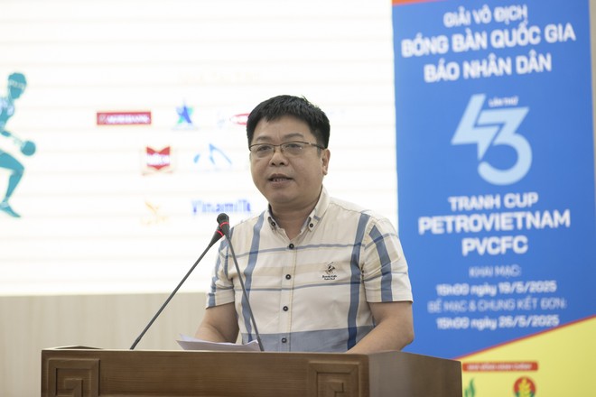 Nhà báo Quế Đình Nguyên, Phó Tổng biên tập Báo Nhân Dân phát biểu tại họp báo